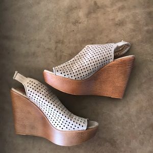 Nude wedge